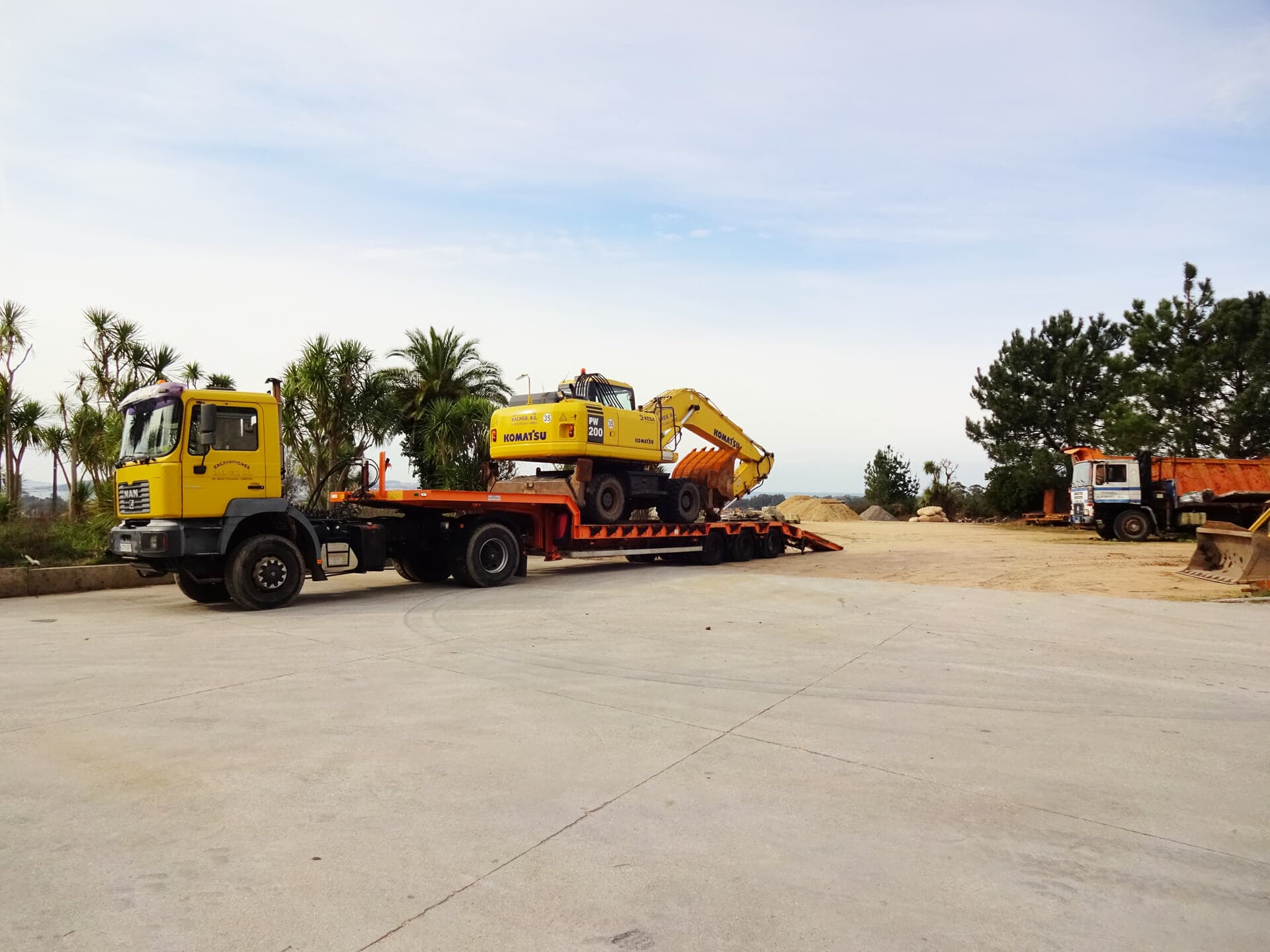 Excavadora encima de una grua.