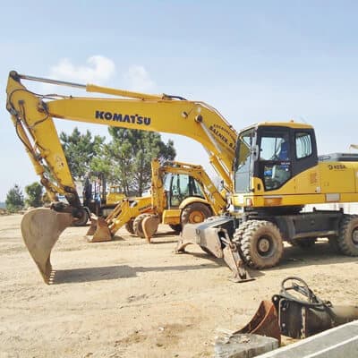 Excavadora usando la pala.